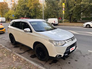 2014 Mitsubishi Outlander III Рестайлинг, белый, 1375000 рублей, вид 4