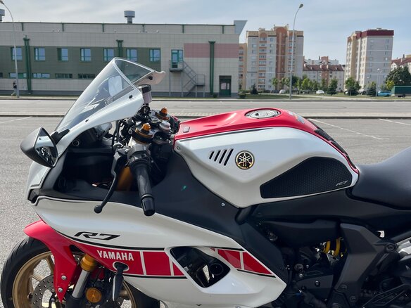 2022 Yamaha YZF-R7, золотистый, 1800000 рублей - вид 12