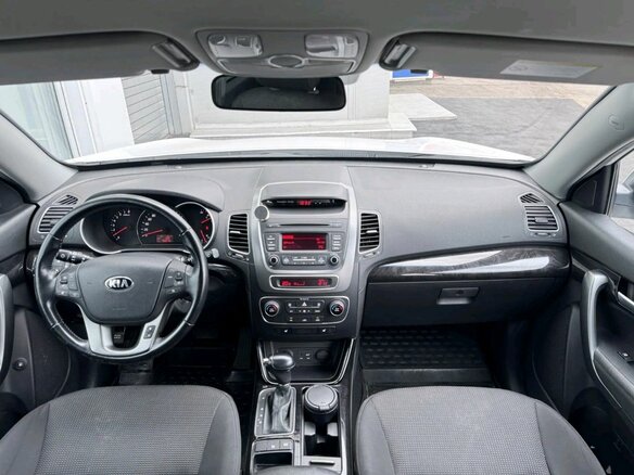 2017 Kia Sorento II Рестайлинг, белый, 2150000 рублей - вид 9