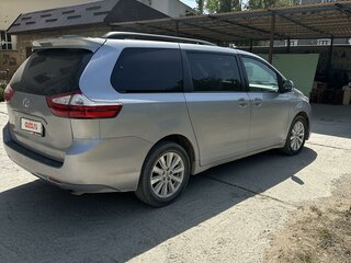 2017 Toyota Sienna III Рестайлинг, серебристый, 2350000 рублей, вид 3