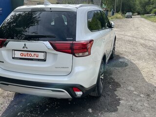 2019 Mitsubishi Outlander III Рестайлинг 3, белый, 2550000 рублей, вид 3
