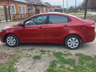 2013 Kia Rio III, красный, 900000 рублей, вид 4