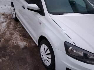 2019 Volkswagen Polo V Рестайлинг, белый, 740000 рублей, вид 1