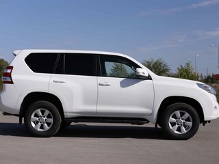 2015 Toyota Land Cruiser Prado 6-speed 150 Series Рестайлинг 1, белый, 3296800 рублей, вид 4