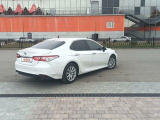 2018 Toyota Camry VIII (XV70), белый, 3350000 рублей, вид 3