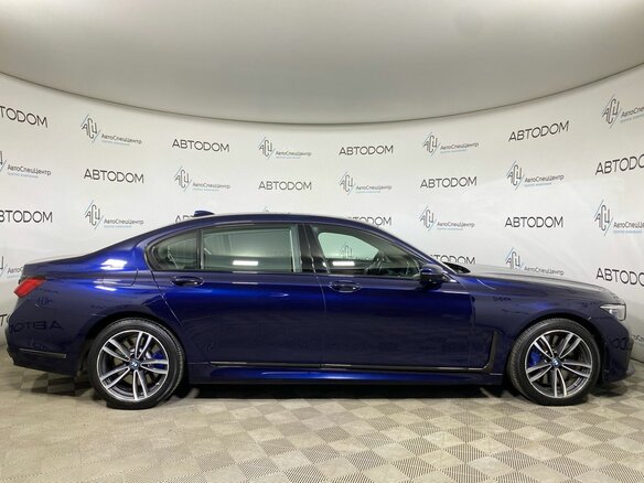 2019 BMW 7 серии Long 745Le xDrive VI (G11/G12) Рестайлинг, синий, 5498800 рублей - вид 4
