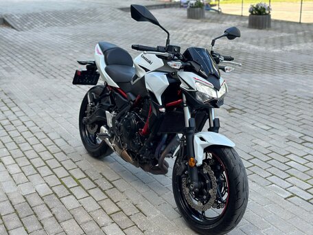 2021 Kawasaki Z 650, белый, 720000 рублей, вид 2