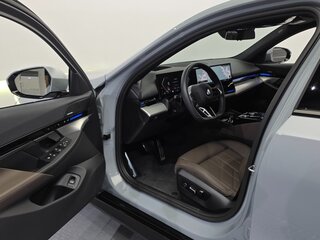 2024 BMW 5 серии 520i VIII (G60/G61/G68), серебристый, 6226138 рублей, вид 5