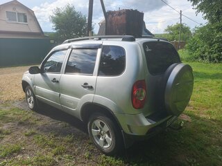 2015 Chevrolet Niva I Рестайлинг, серебристый, 800000 рублей, вид 3