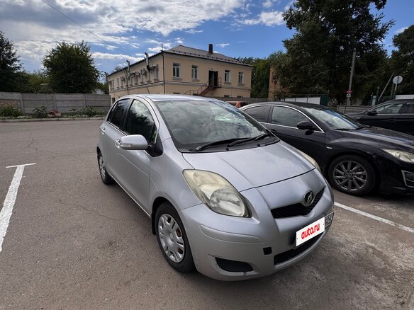 2010 Toyota Vitz II (XP90), серебристый, 515000 рублей - вид 3