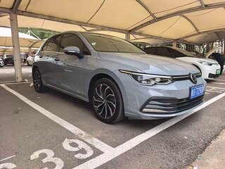 2022 Volkswagen Golf VIII, серый, 1603069 рублей, вид 3