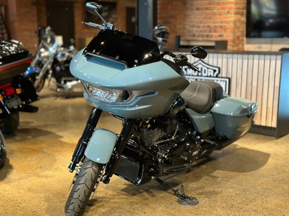 2024 Harley-Davidson Road Glide, серый, 3550000 рублей - вид 3