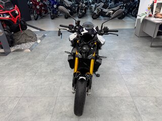 2024 Yamaha MT-09 (FZ-09), серый, 1421400 рублей, вид 3