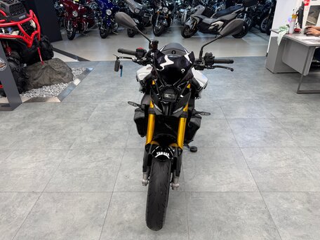 2024 Yamaha MT-09 (FZ-09), серый, 1421400 рублей, вид 3