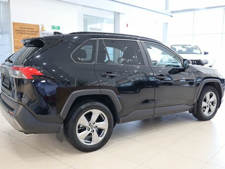 2021 Toyota RAV4 V (XA50), чёрный, 3200000 рублей, вид 4