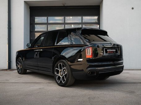 2023 Rolls-Royce Cullinan Black Badge I (Series I), чёрный, 35040000 рублей, вид 2