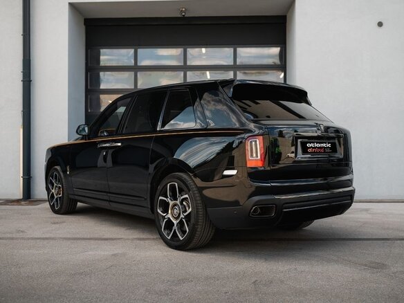 2023 Rolls-Royce Cullinan Black Badge I (Series I), чёрный, 36890000 рублей - вид 1
