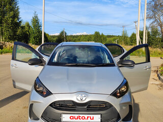 2020 Toyota Yaris IV, серебристый, 1200000 рублей, вид 3