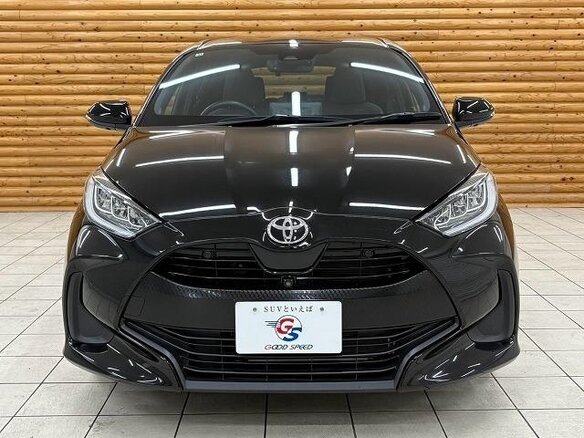 2021 Toyota Yaris IV, чёрный, 1140000 рублей - вид 1