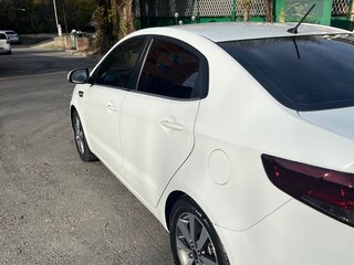 2011 Kia Rio 5-speed III, белый, 850000 рублей, вид 5