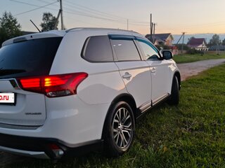 2016 Mitsubishi Outlander III Рестайлинг 2, белый, 2250000 рублей, вид 4