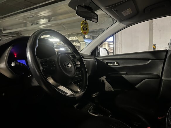 2020 Kia Rio IV Рестайлинг, белый, 1950000 рублей - вид 36