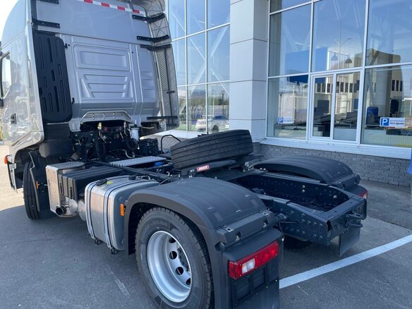 2023 IVECO-Hongyan 4x2, серебристый - вид 2