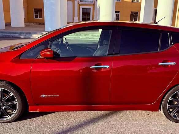 2017 Nissan Leaf II (ZE1), красный, 1990000 рублей - вид 4