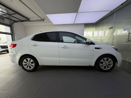 2016 Kia Rio III Рестайлинг, белый, 710000 рублей, вид 4