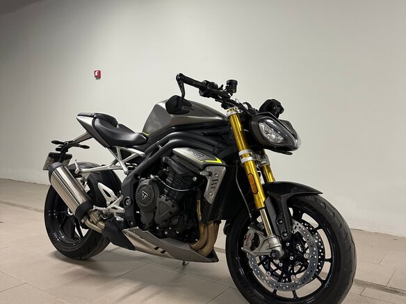 2021 Triumph Speed Triple, серый, 1250000 рублей - вид 1