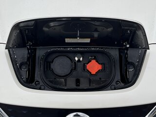2018 Nissan Leaf II (ZE1), белый, 2000000 рублей, вид 2