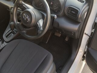2020 Toyota Yaris IV, белый, 1100000 рублей, вид 3