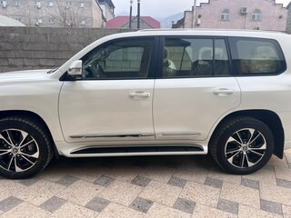 2021 Toyota Land Cruiser 200 Series Рестайлинг 2, белый, 8800000 рублей, вид 4