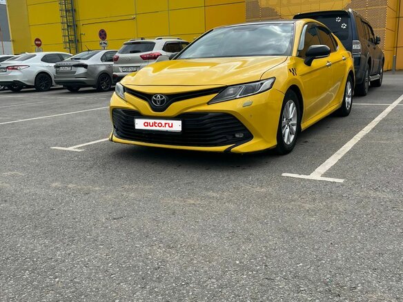 2019 Toyota Camry VIII (XV70), жёлтый, 1670000 рублей