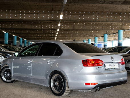 2013 Volkswagen Jetta VI, серебристый, 999000 рублей, вид 4