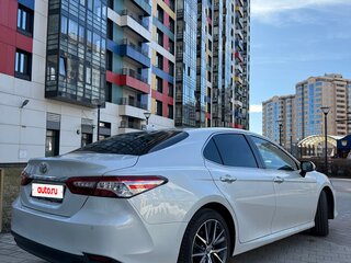 2022 Toyota Camry VIII (XV70) Рестайлинг, белый, 3300000 рублей, вид 3
