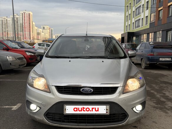 2011 Ford Focus II Рестайлинг, серебристый - вид 1