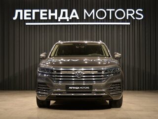 2019 Volkswagen Touareg III, серый, 5590000 рублей, вид 2