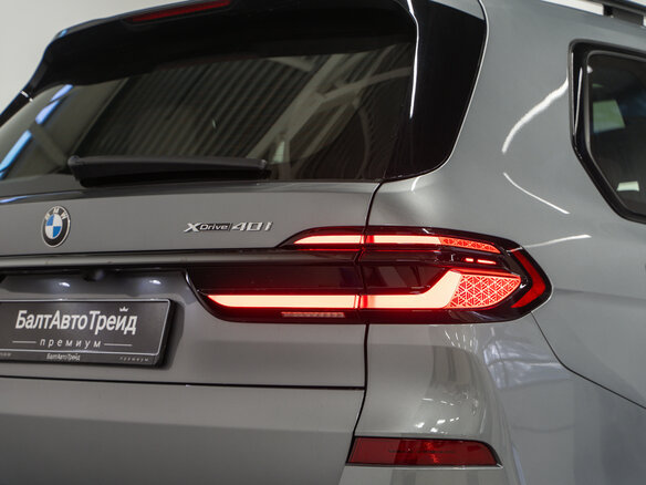 2026 BMW X7 40i I (G07) Рестайлинг, серый - вид 8