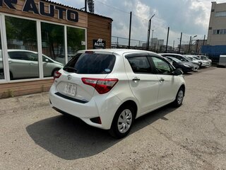 2018 Toyota Vitz III (XP130) Рестайлинг, белый, 1059000 рублей, вид 4