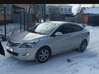 2015 Hyundai Solaris I Рестайлинг, серебристый, 970000 рублей, вид 3