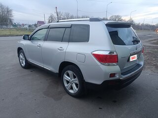 2011 Toyota Highlander II (XU40) Рестайлинг, серебристый, 2000000 рублей, вид 3