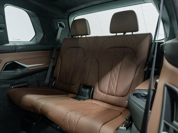 2026 BMW X7 40i I (G07) Рестайлинг, серый - вид 28