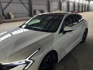 2023 Kia K5 III Рестайлинг, белый, 3600000 рублей, вид 1