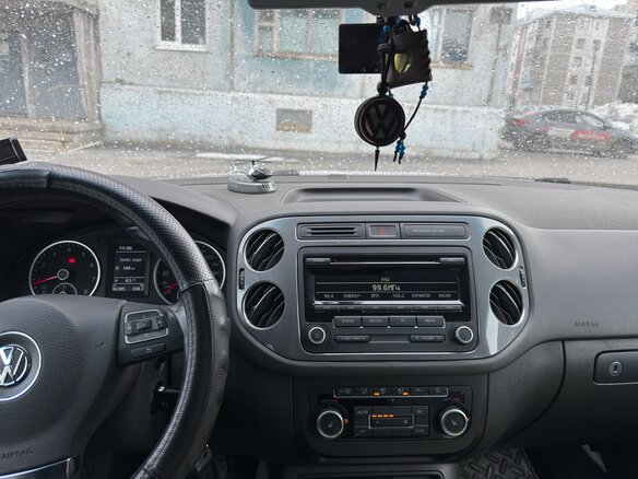 2011 Volkswagen Tiguan I Рестайлинг, серебристый, 1150000 рублей - вид 3