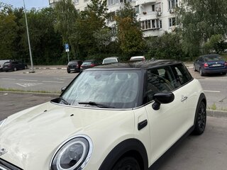 2021 Mini Hatch Cooper III (F55/F56) Рестайлинг, белый, 2200000 рублей, вид 2