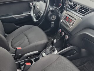 2017 Kia Rio III Рестайлинг, белый, 1410000 рублей, вид 5