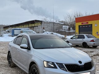 2017 Skoda Octavia III (A7) Рестайлинг, белый, 1300000 рублей, вид 3