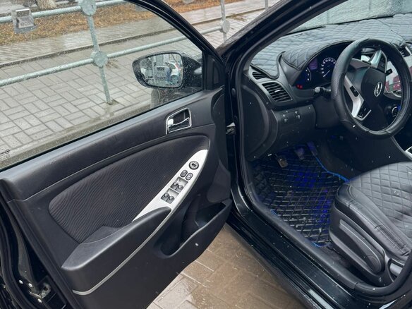 2012 Hyundai Solaris I, чёрный, 900000 рублей - вид 8