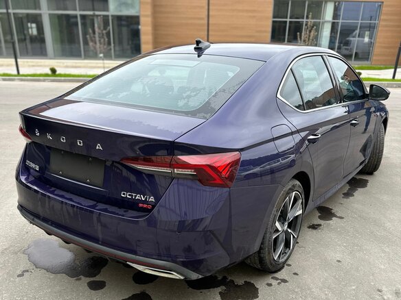 2022 Skoda Octavia IV (A8), синий, 2300000 рублей - вид 2